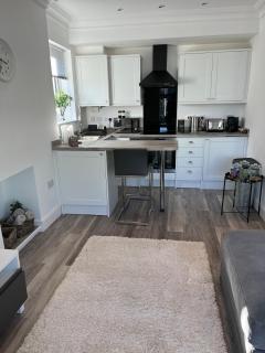 Bright 2 Bedroom Apartment With Parking - 1