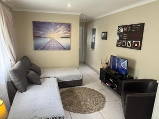 Secure cottage with Wifi and PLEX OR Tambo Airport - 2