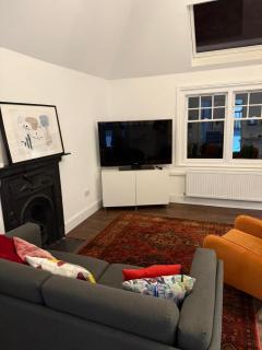 Bright & Spacious 2-Bed Flat with Ensuites - 0