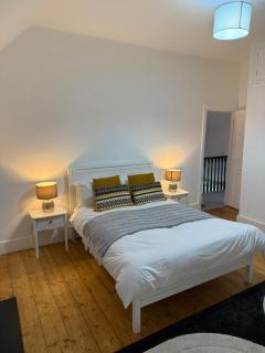 Bright & Spacious 2-Bed Flat with Ensuites - 9