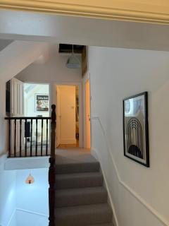 Bright & Spacious 2-Bed Flat with Ensuites - 4