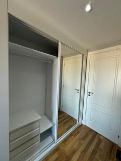 Enjoy the sun and pool in this fabulous apartment - 8