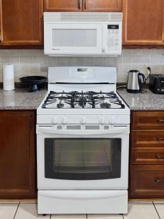 Cozy & Spacious 4BR Orangeville Home with Free Parking, Laundry & Patio! 10 Min Walk to Headwaters Hospital, 5 Min Drive to Mount Alverno! Ideal for Medical Stay, Family Travel & Work Trips! - 6