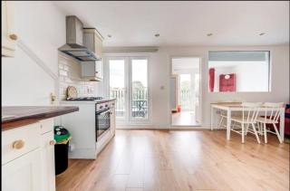 Modern 2-Bed Flat in Ealing Broadway - 4