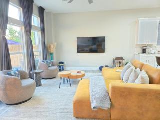 The Pershing Pad is at a Central location 3BR Sleeps 10 - 1