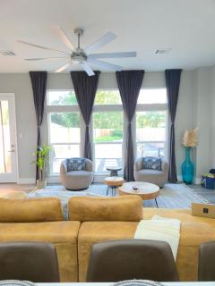 The Pershing Pad is at a Central location 3BR Sleeps 10 - 2