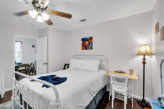 3br Retreat With Backyard In Mid-city - 6
