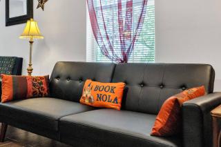 3br Retreat With Backyard In Mid-city - 1