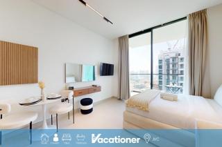 Vacationer Holiday Homes l Bright, Modern Studio Retreat l Free Gym, Pool Access - 0