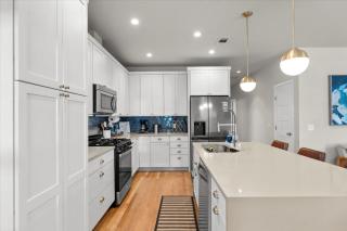 Spacious 3BR Getaway w Free Parking Pet Friendly - 0