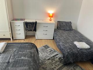 Shared homestay near Stratford - 1