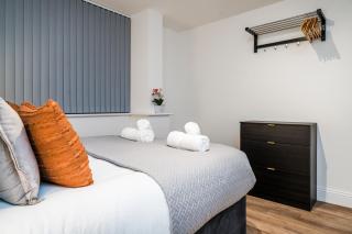 Stylish 2BR 2BA Flat in Gravesend Sleeps 4 - 2