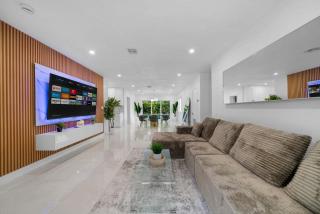 Luxury Villa Solara w Heated Pool Hot Tub BBQ - 0