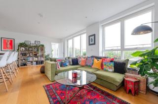 Spacious and Bright 4 Bedroom Flat - 9