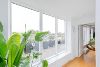 Spacious and Bright 4 Bedroom Flat - 1