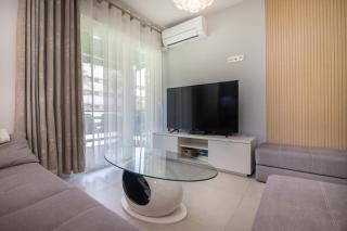 SUN APARTMENT - 3 bedrooms, priv parking, pool, AC, tv channels, fibre net - 4