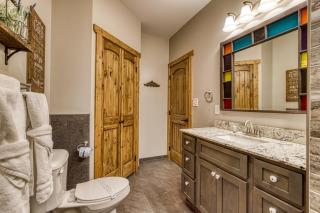 90 Seconds to Downtown MtnCity Views5 King Ensuites!Hot Tub10 BedsGas GrillPoolArcade Game - 3