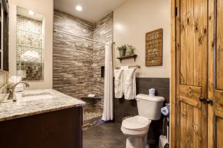 90 Seconds to Downtown MtnCity Views5 King Ensuites!Hot Tub10 BedsGas GrillPoolArcade Game - 1