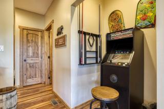 90 Seconds to Downtown MtnCity Views5 King Ensuites!Hot Tub10 BedsGas GrillPoolArcade Game - 6