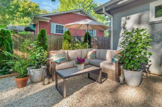 Garden Oasis Walk to Light Rail, SouthPark, and Southend - 6