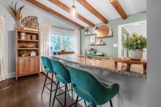 Garden Oasis Walk to Light Rail, SouthPark, and Southend - 4