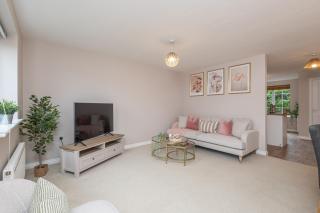 Stylish 5-Bed Townhouse In Wakefield - 8