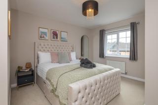 Stylish 5-Bed Townhouse In Wakefield - 5