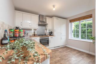 Stylish 5-Bed Townhouse In Wakefield - 6