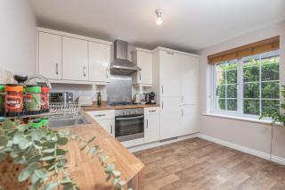 Stylish 5-Bed Townhouse In Wakefield - 1