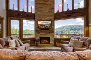 90 Seconds to Downtown MtnCity Views5 King Ensuites!Hot Tub10 BedsGas GrillPoolArcade Game - 8