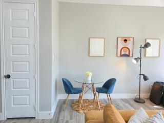 The Pershing Pad is at a Central location 3BR Sleeps 10 - 3