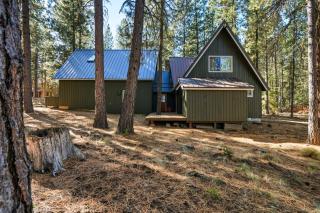 Spring Home 6 - Cozy 4BR Cabin in Black Butte Ranch w Fireplace - 2