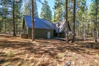 Spring Home 6 - Cozy 4BR Cabin in Black Butte Ranch w Fireplace - 1