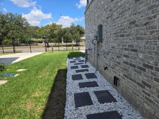 The Pershing Pad is at a Central location 3BR Sleeps 10 - 5