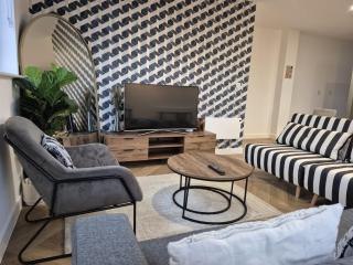 Serene- Stunning Two Bedroom 2 washroom, Spacious, dual aspect lounge, Jwellery Quarter, Birmingham City Centre - 8