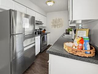 Gorgeous Clive Charmer, Near Shops, Trails & More! - 9