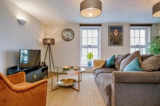 Central Windsor 2 Bed 2 Bath, FREE Parking 300m to Castle, Pet Friendly - 0