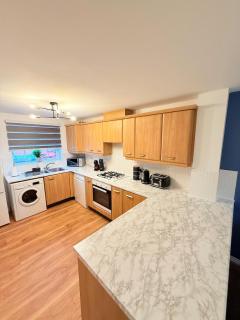 Stylish Townhouse in Rugby, sleeps up to 9! - 3