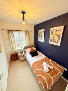 Stylish Townhouse in Rugby, sleeps up to 9! - 2
