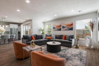 Luxury 5 BR Oasis Movie Room Fenced Yard - 0