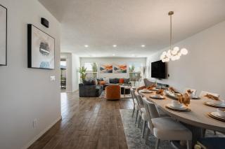 Luxury 5 BR Oasis Movie Room Fenced Yard - 9