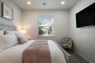 Luxury 5 BR Oasis Movie Room Fenced Yard - 4
