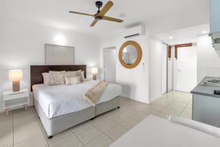 Lagoon Lookout - Poolside Studio near Trinity Beach - 4