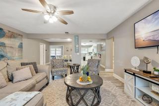 10 PPL - Hot Tub - Pool Table - 3 Baths & More! - 8