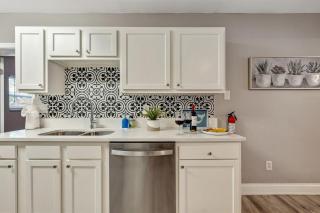 10 PPL - Hot Tub - Pool Table - 3 Baths & More! - 6