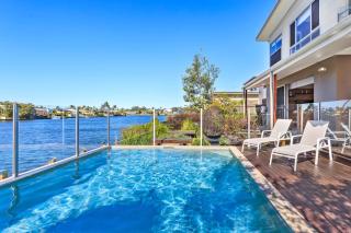 Luxurious Waterfront Paradise Stunning Views - 9