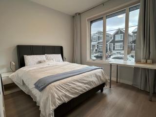 Brand-new Sunny Queen-size Bedroom with Private Bath - 8