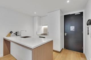 Fortitude Valley 1BRM with Skyline Views - 3