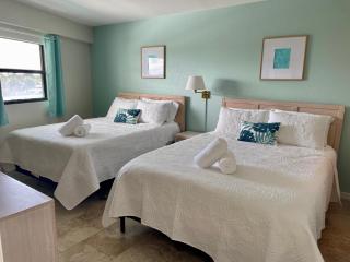 Beachfront Condo, Direct Access to Sugar Sand Beach, Heated Pool and Balcony Views - 4