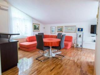 One-Bedroom Apartment With Lake View - 0